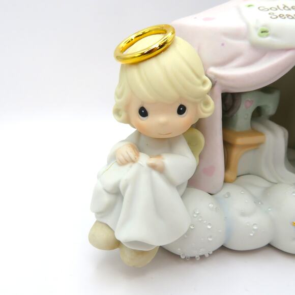 Precious Moments We All Needle Little Love 879606 Golden Town Seamstress 2002 - Picture 3 of 13